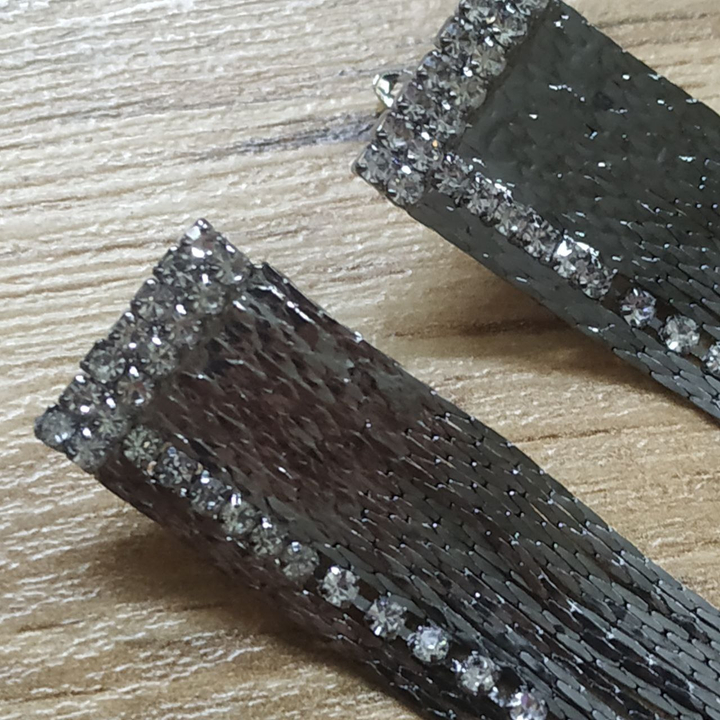 Серьги англ.заст. Bogema стразы 2 полоски цепочки жгутики стразинки металл графитовый