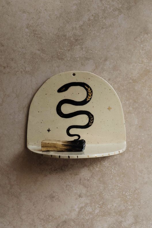 Полка со змейкой / insense