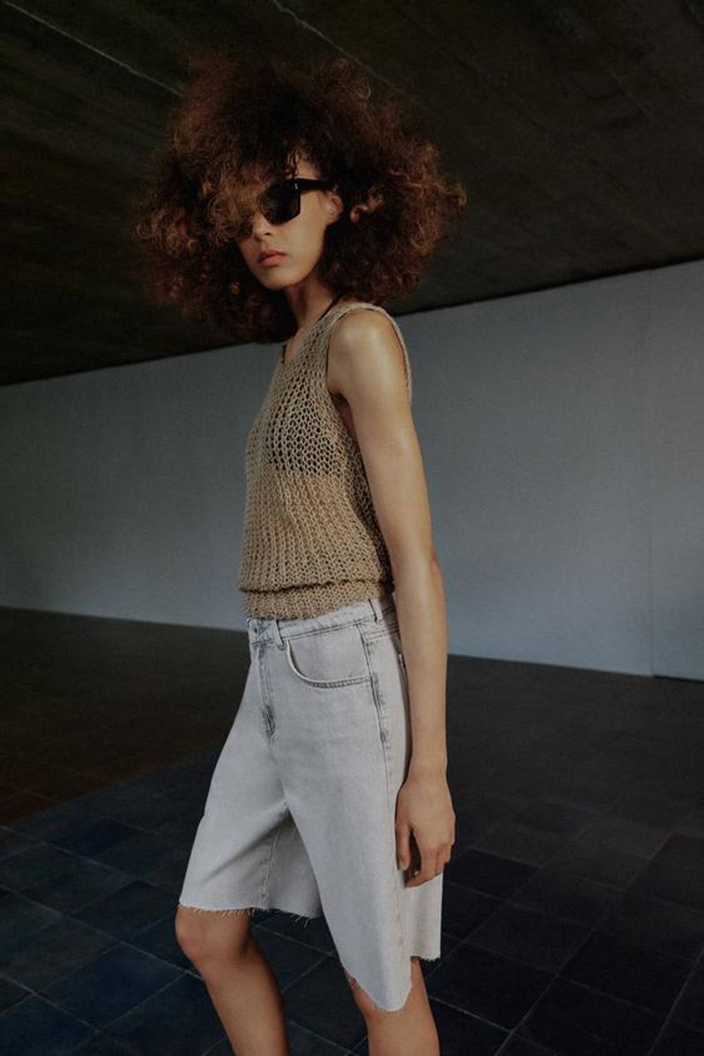 ZARA ДЖИНСОВЫЕ ШОРТЫ Z1975 СО СРЕДНЕЙ ПОСАДКОЙ, СВЕТЛО-СЕРЫЙ