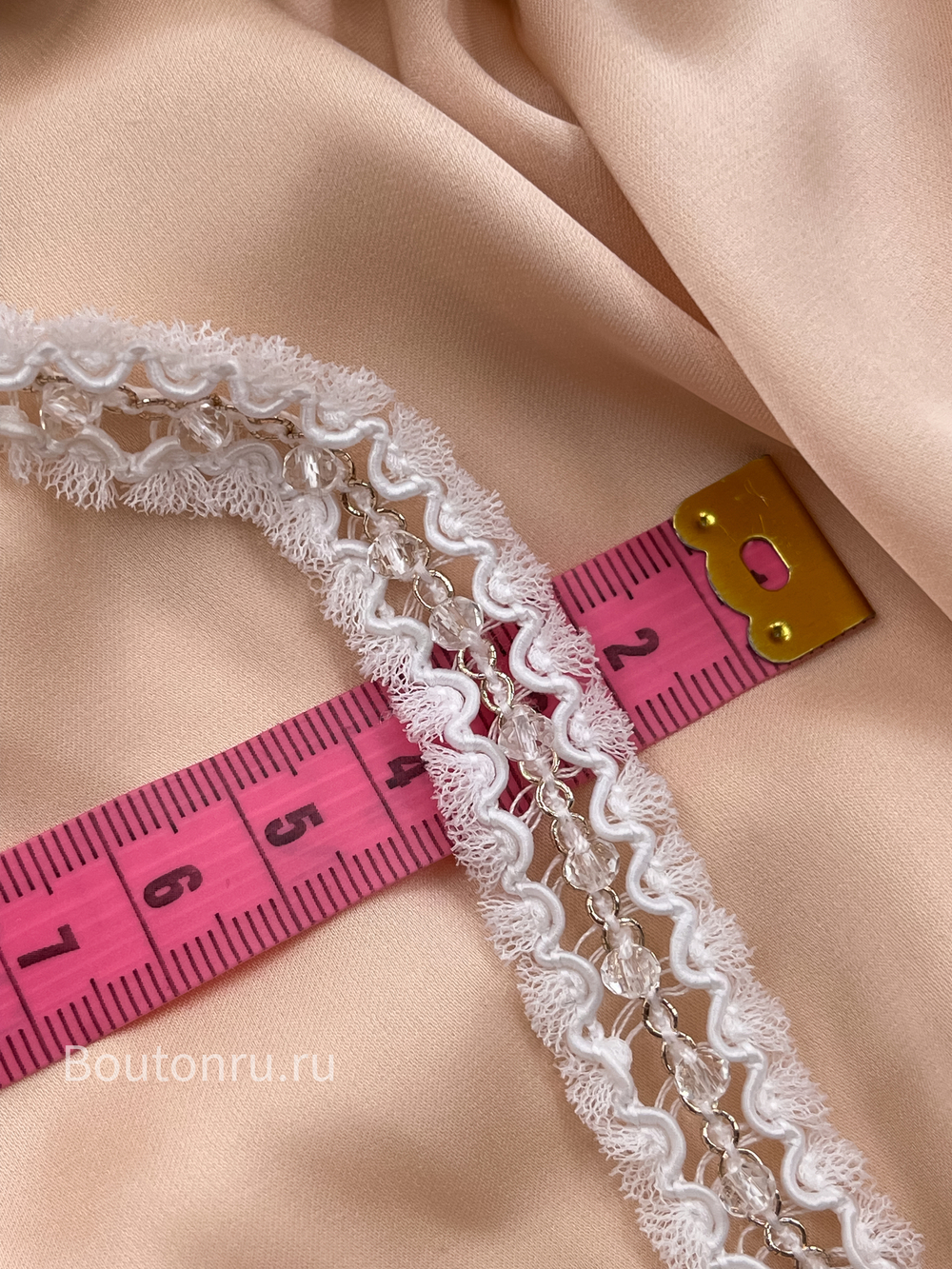 Тесьма белая с цепью и прозрачным бисером