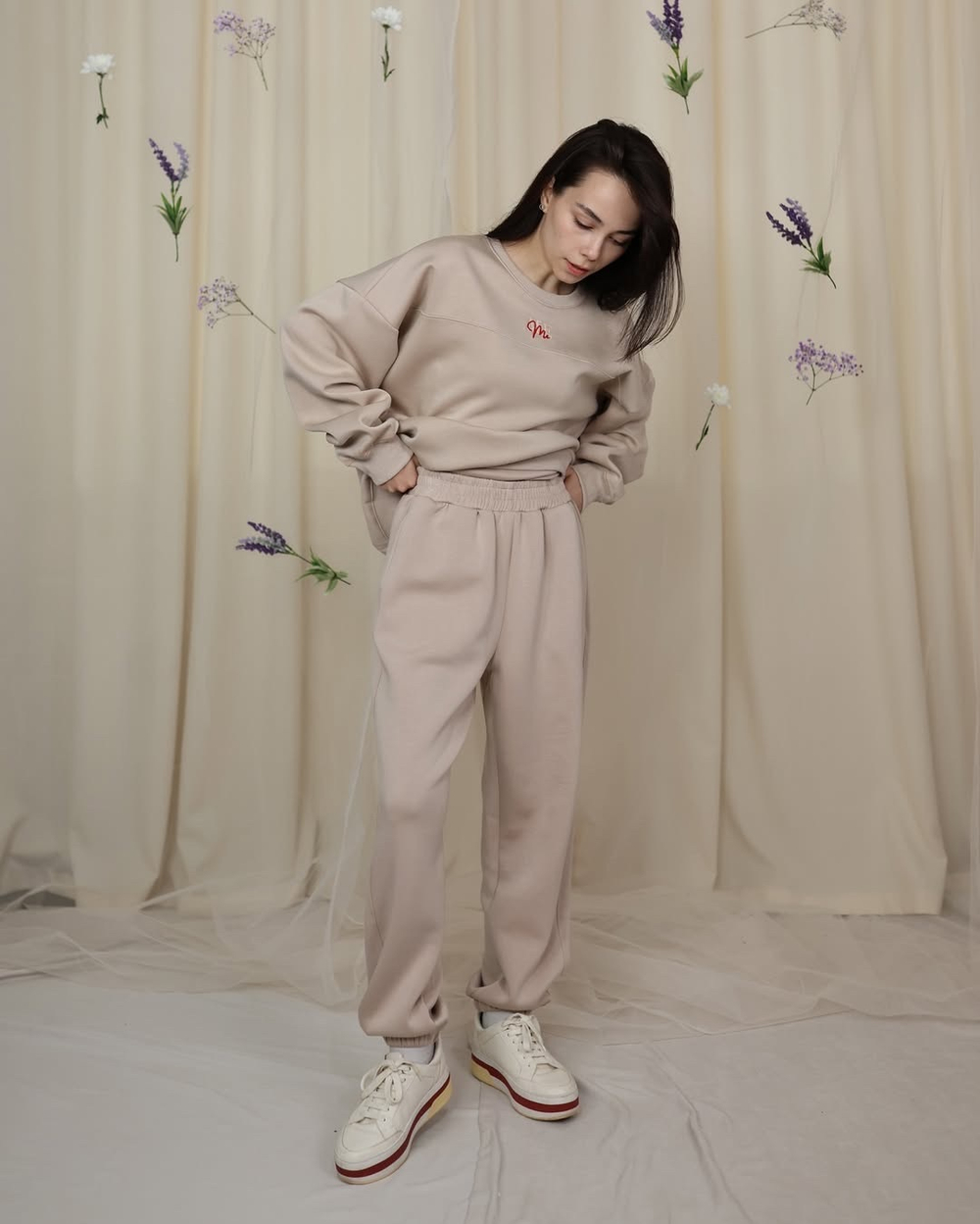 костюм из свитшота и брюк