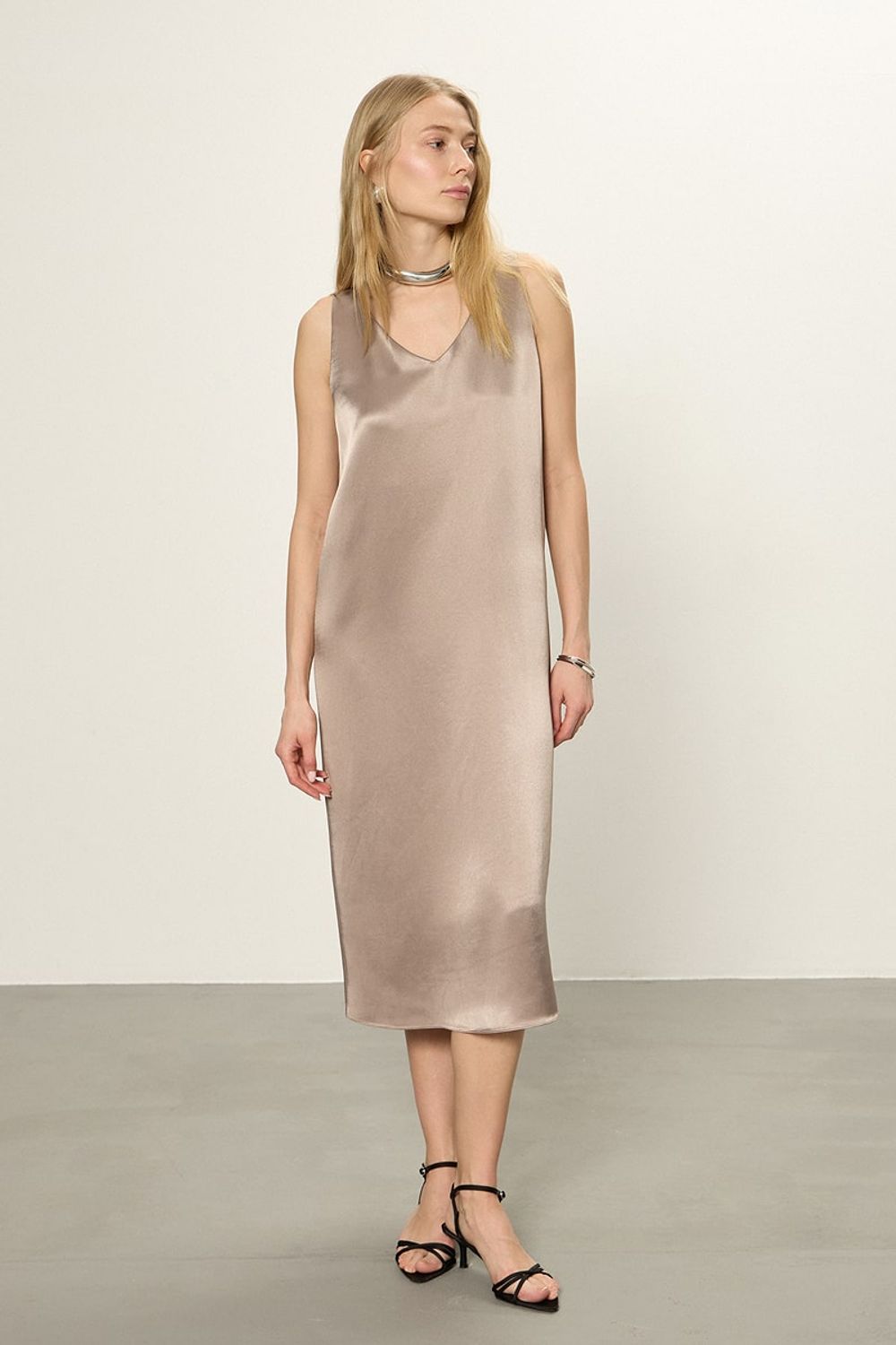 Платье серое атлас