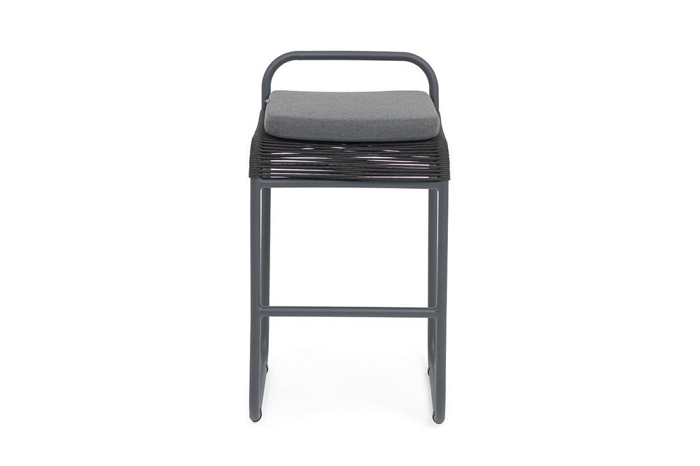 "Ането" стул барный плетеный из роупа, каркас алюминий темно-серый (RAL7024) муар, роуп темно-серый круглый, ткань темно-серая 027