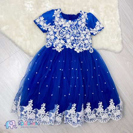 Платье праздничное синее с белым кружевом и жемчугом