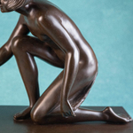 Скульптура в стиле Арт-Деко «Девушка, кормящая голубей»