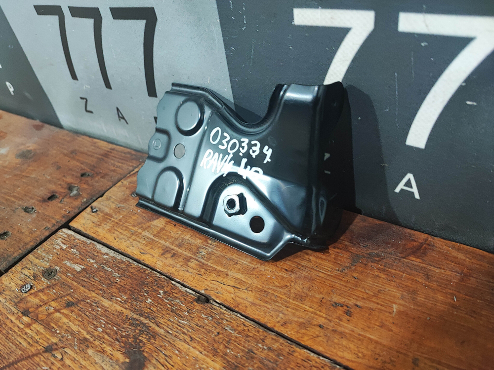 Кронштейн радиатора левый Toyota Land Cruiser 200 15-21 Б/У Оригинал 5325860050