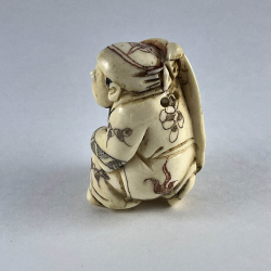 Статуэтка нэцкэ Ребенок карако на огромном листе