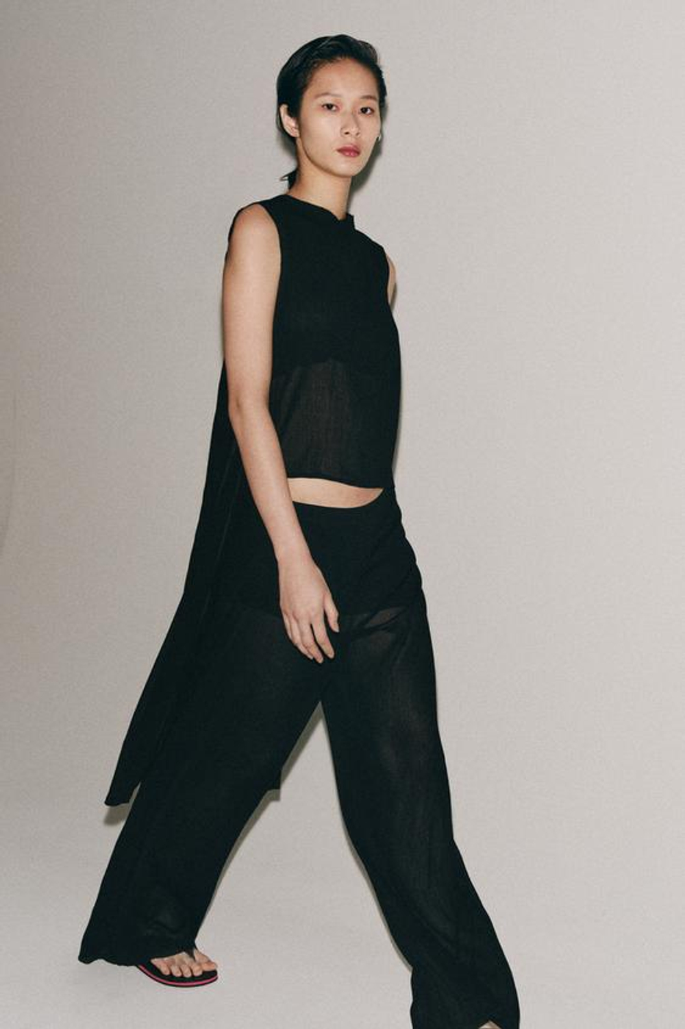 ZARA БРЮКИ ПРЯМОГО КРОЯ ИЗ СТРУЯЩЕЙСЯ ТКАНИ, ЧЕРНЫЙ