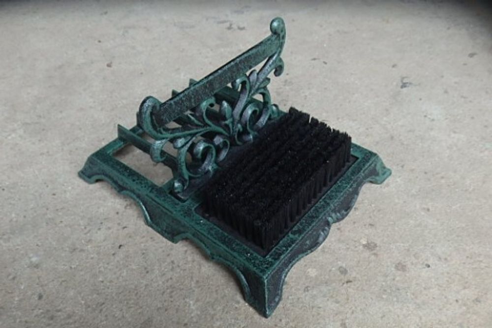 Iron Garden Подставка-скребок с щеткой для обуви