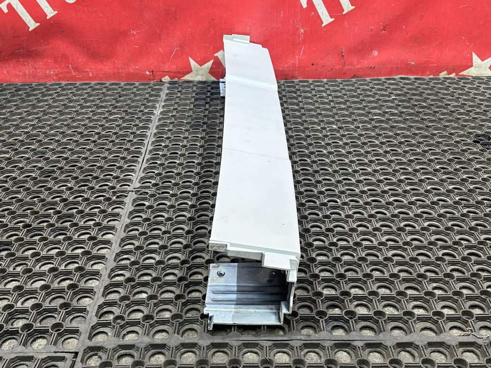 Накладка бампера верхняя средняя часть