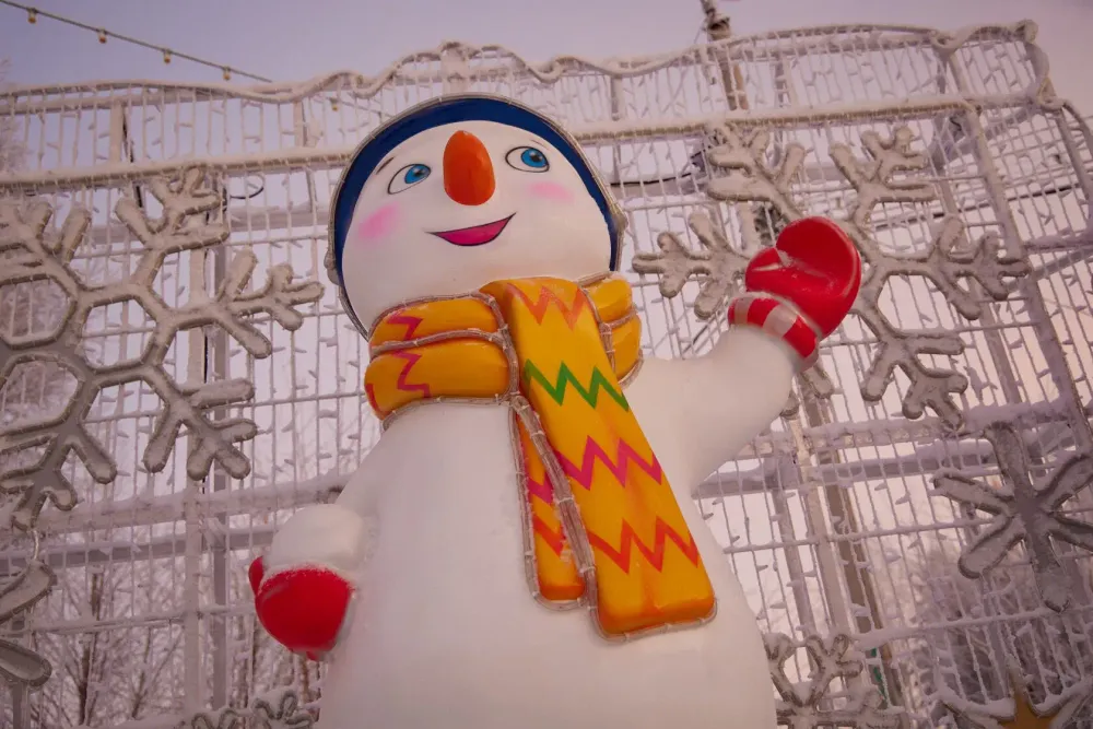 Уличная фигура "Снеговичок со снежком"