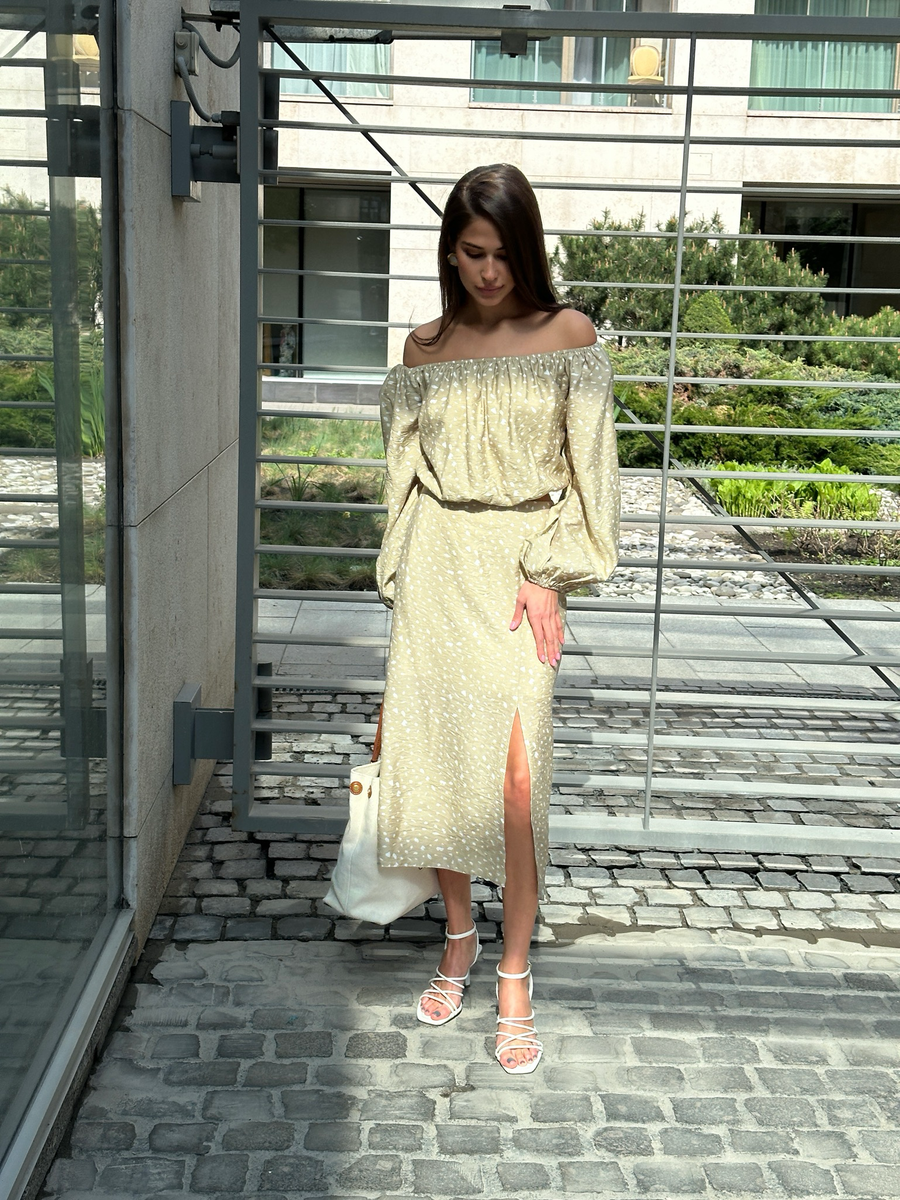 Блуза из вискозы на резинке бежевая в пятнышко