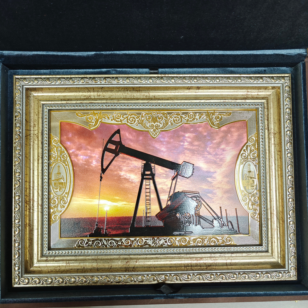 Панно с гравюрой "Нефтедобыча"