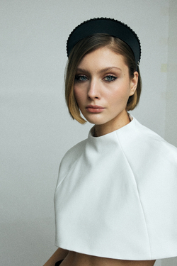 Черный кокошник с декором по верхнему краю