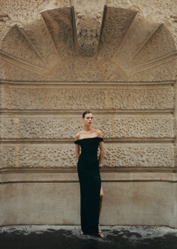 Тюлевое платье с корсетом и открытыми плечами