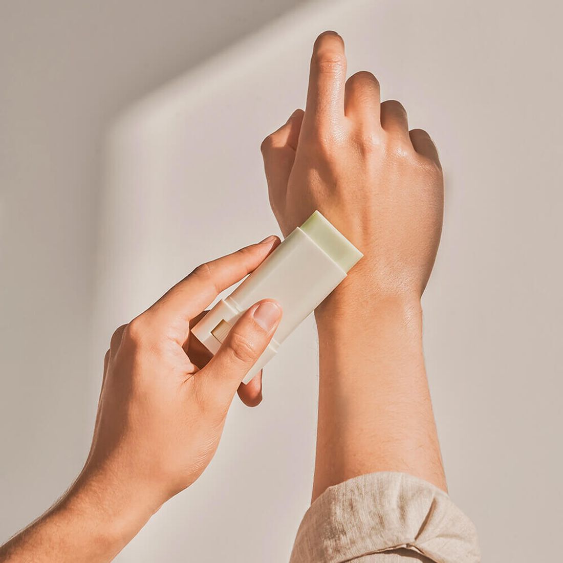 Матирующий солнцезащитный стик Matte Sun Stick Mugwort+Camelia SPF50+, 18гр