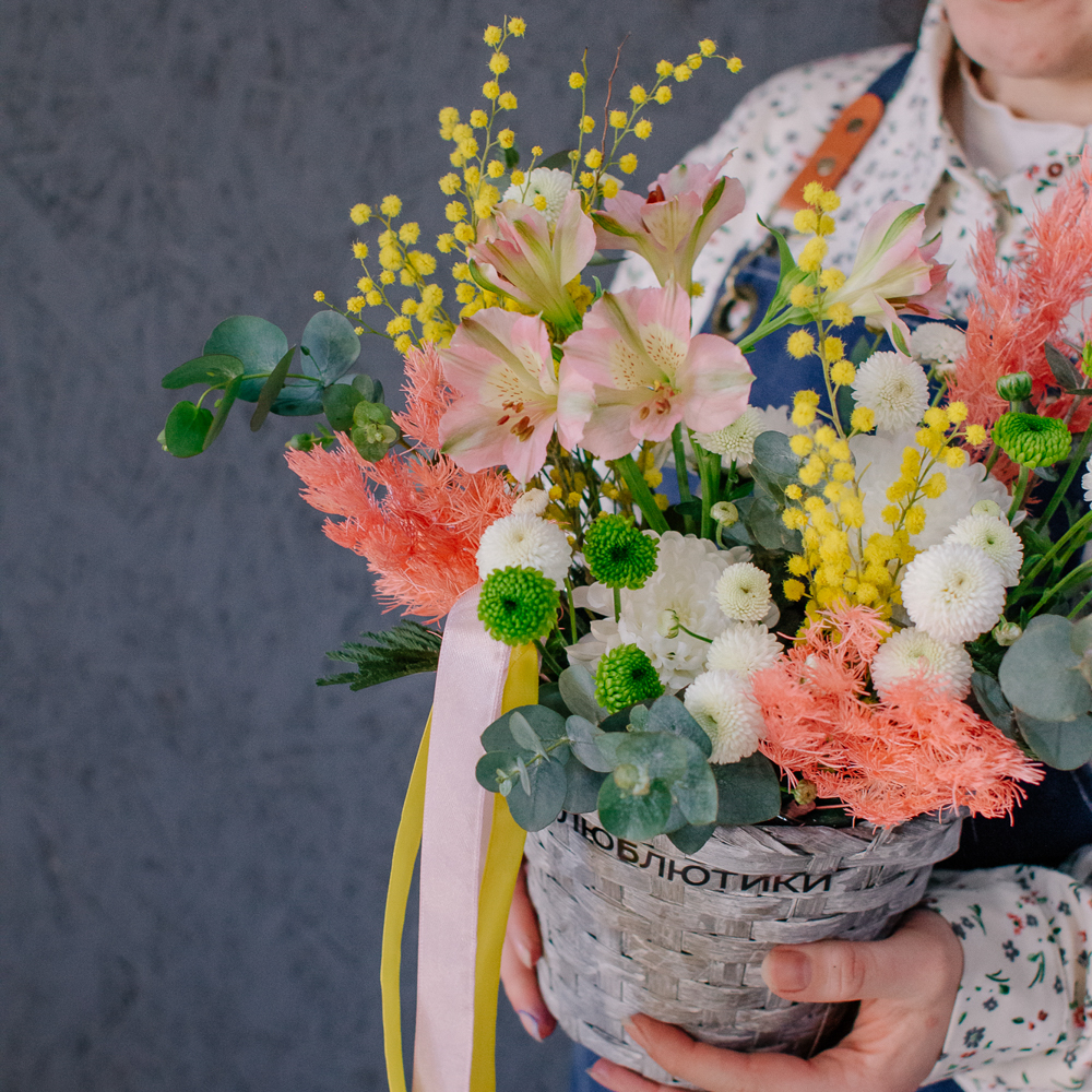 168. Весенняя корзинка из стойких цветов