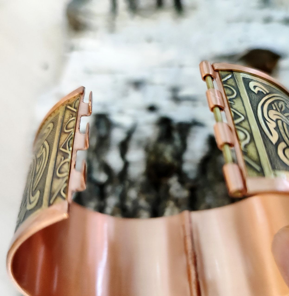 Медный браслет, створчатый. Ширина 38 мм