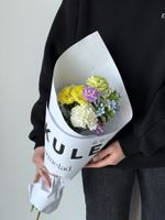 Кулек сборный из оксипеталума, диантусов и хризантемы