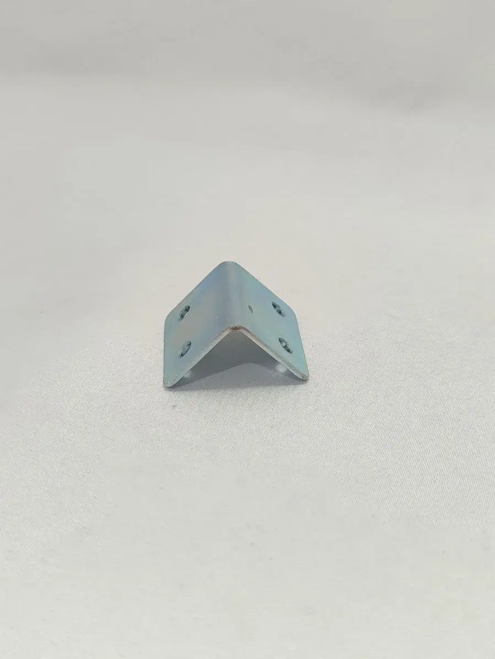 Уголки металлические крепёжные мебельные 23 мм/12штук