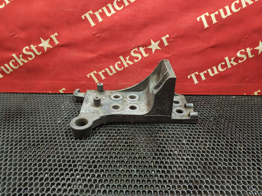 Кронштейн бампера левый