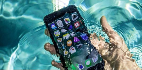 Смартфон упал в воду на пляже: какая защита IP реально работает