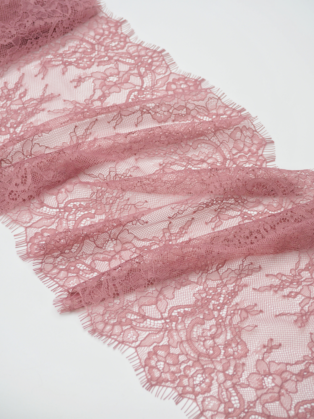 Кружево шантильи пудрово-лиловое неэластичное длина 0.9 м
