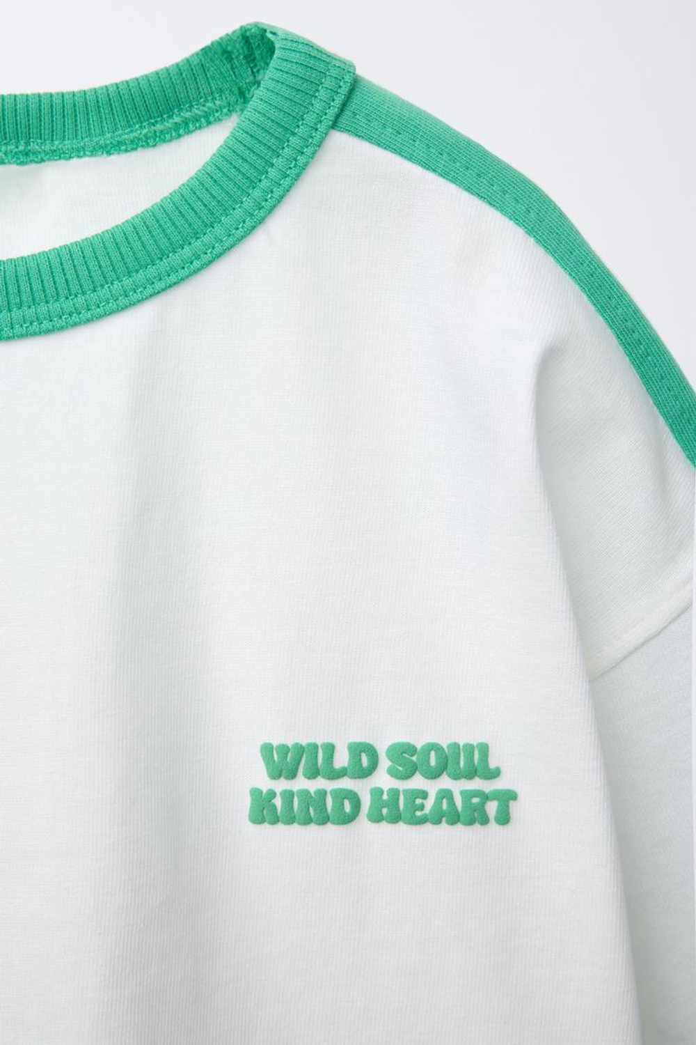 ZARA ФУТБОЛКА С РЕЛЬЕФНЫМ ТЕКСТОВЫМ ПРИНТОМ, БЕЛЫЙ/ЗЕЛЕНЫЙ