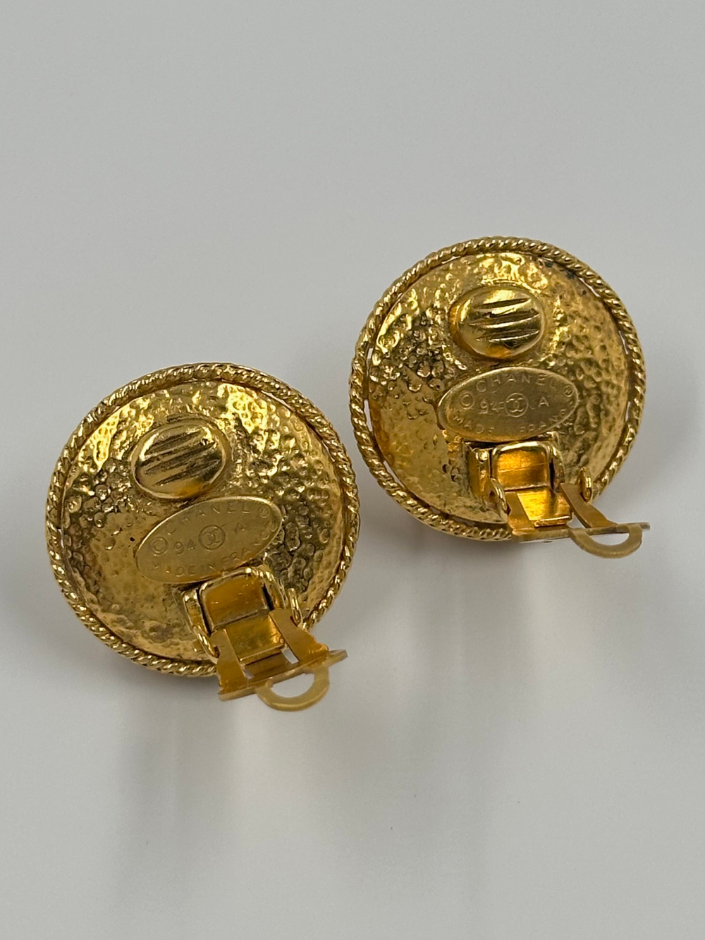 «Жемчужные» клипсы Chanel