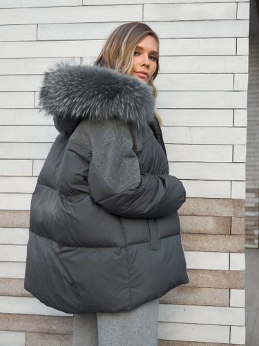 Темно-серый комбинированный пуховик с мехом енота
