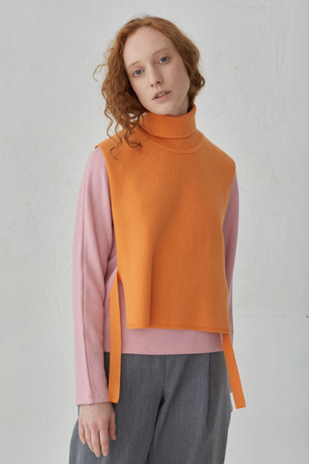 Манишка из шерсти оранжевого цвета