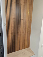 Фрезерованная МДФ панель в шпоне Ореха с латунными вставками