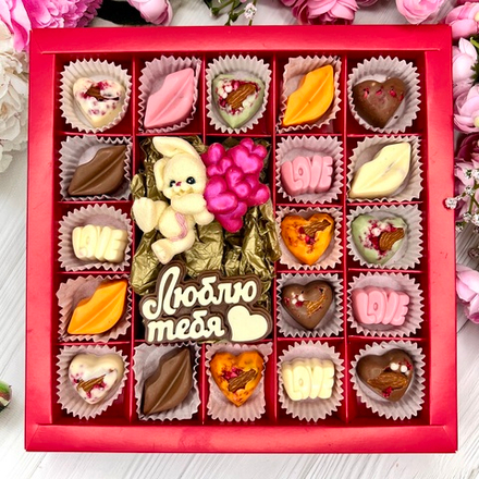 Шоколадный набор: "Зайчик с шариками. Люблю тебя": шоколадка-надпись и 19 конфет ручной работы