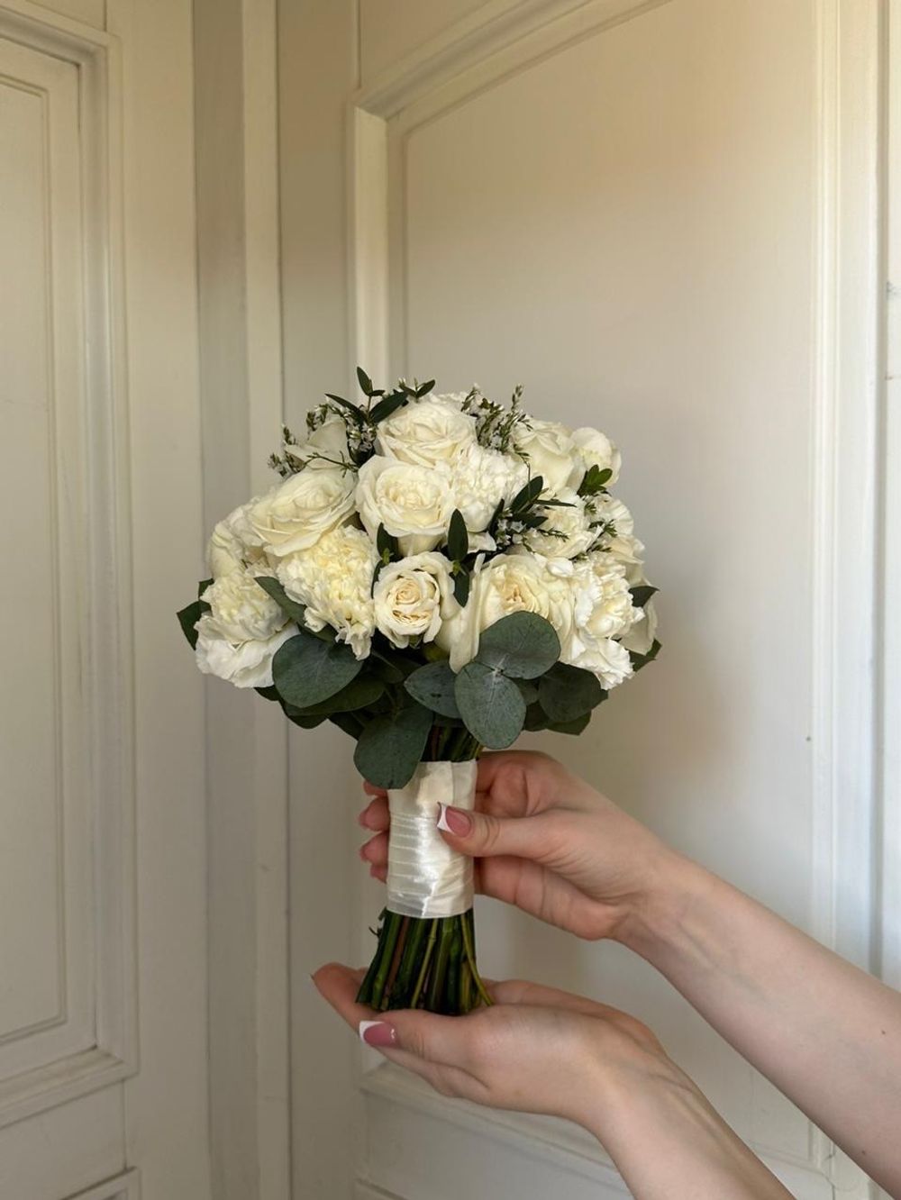 Свадебный букет из диантусов, эвкалипта, кустовых пионовидных и одноголовых роз