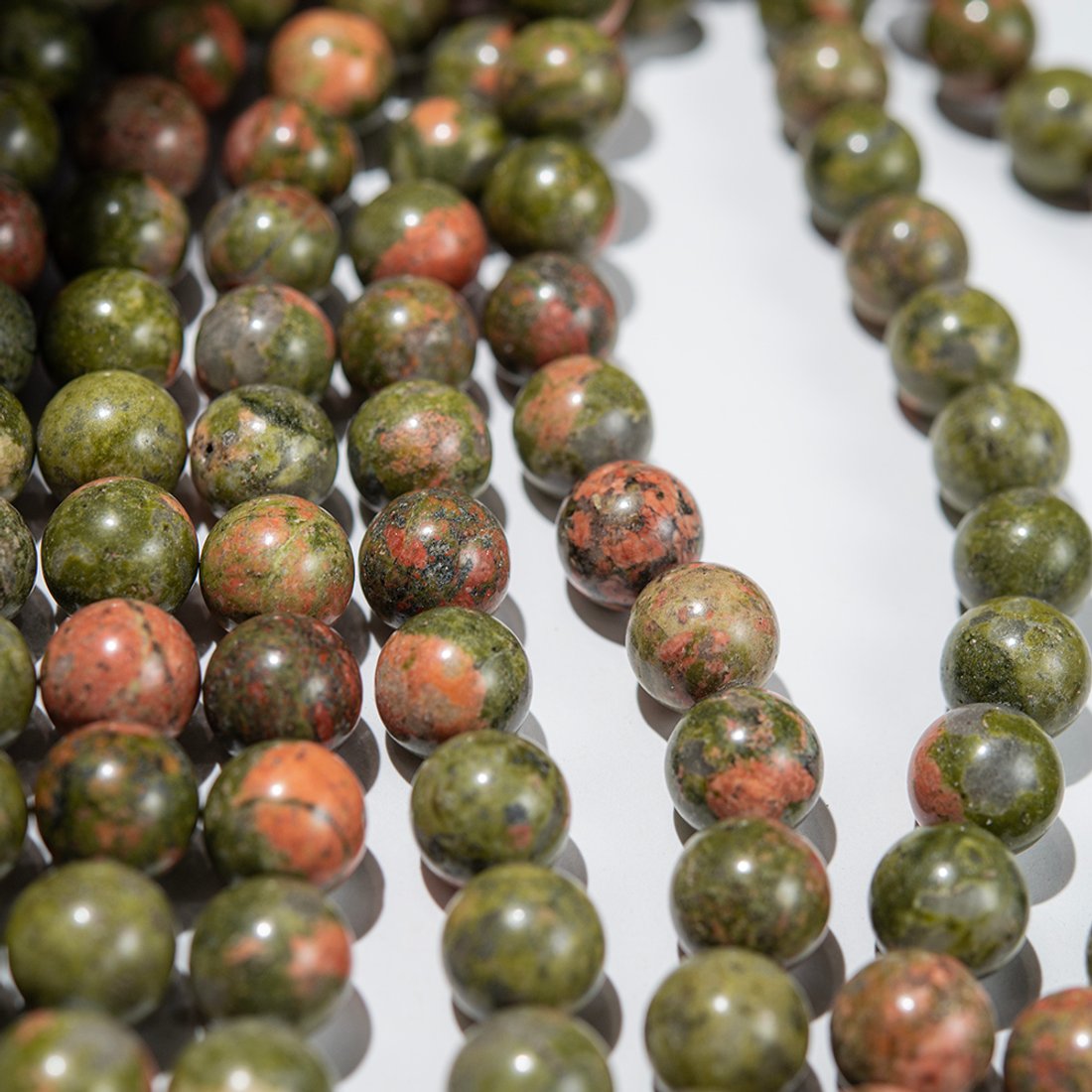 Унакит натуральный, бусины в форме шара 10,7мм