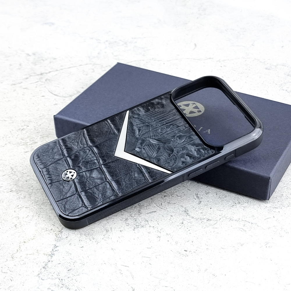 Чехол iPhone Богатыри Euphoria HM на фирменной упаковке