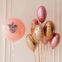 Композиция из сердец с большим розовым шаром