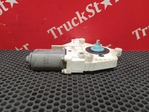 Моторчик стеклоподъемника правый 2020г.