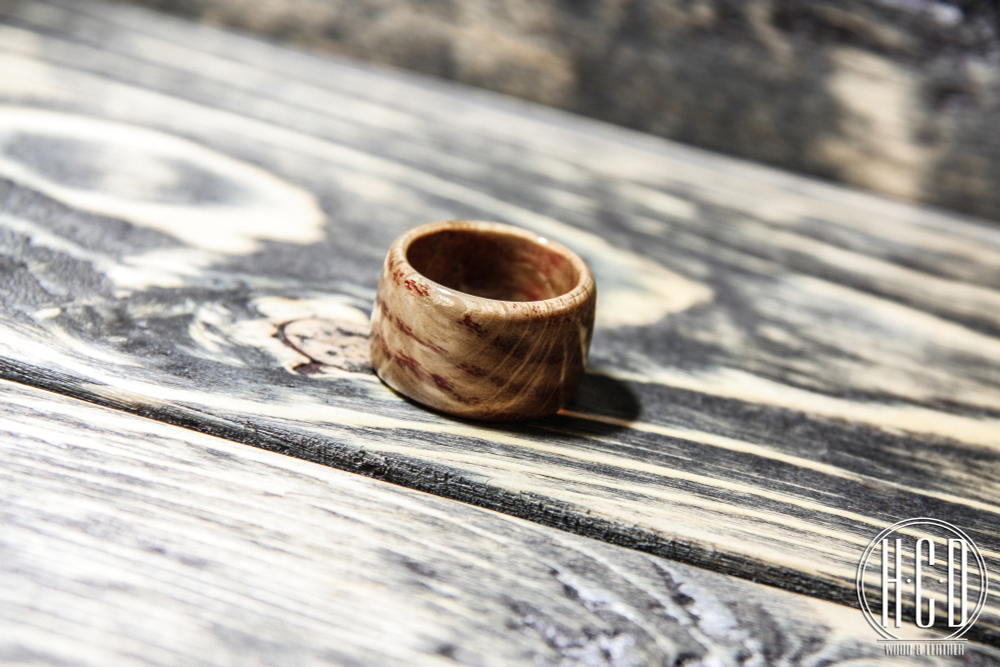 Деревянное кольцо с глубоко прокрашенными волокнами (Дуб)