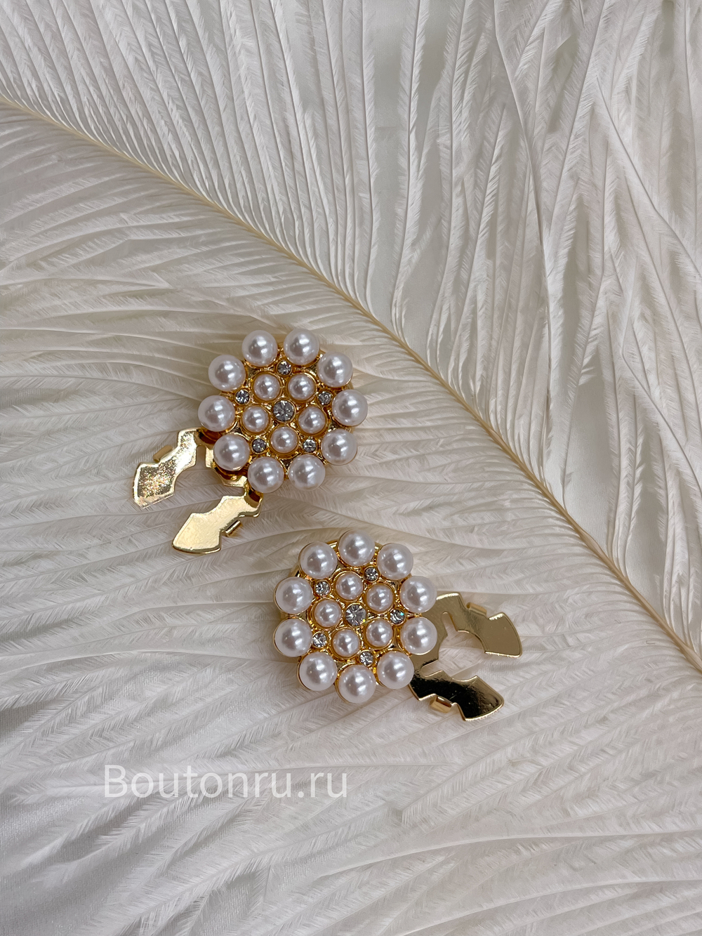 Накладка на пуговицу золотистая с жемчужинами и стразами