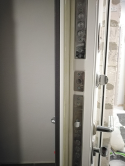 Входная дверь в квартиру с зеркалом Лабиринт Платинум альберо грей / зеркало тонированное Максимум  кварц черный