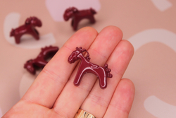 Подвеска лошадь бордо 30х25х8 мм