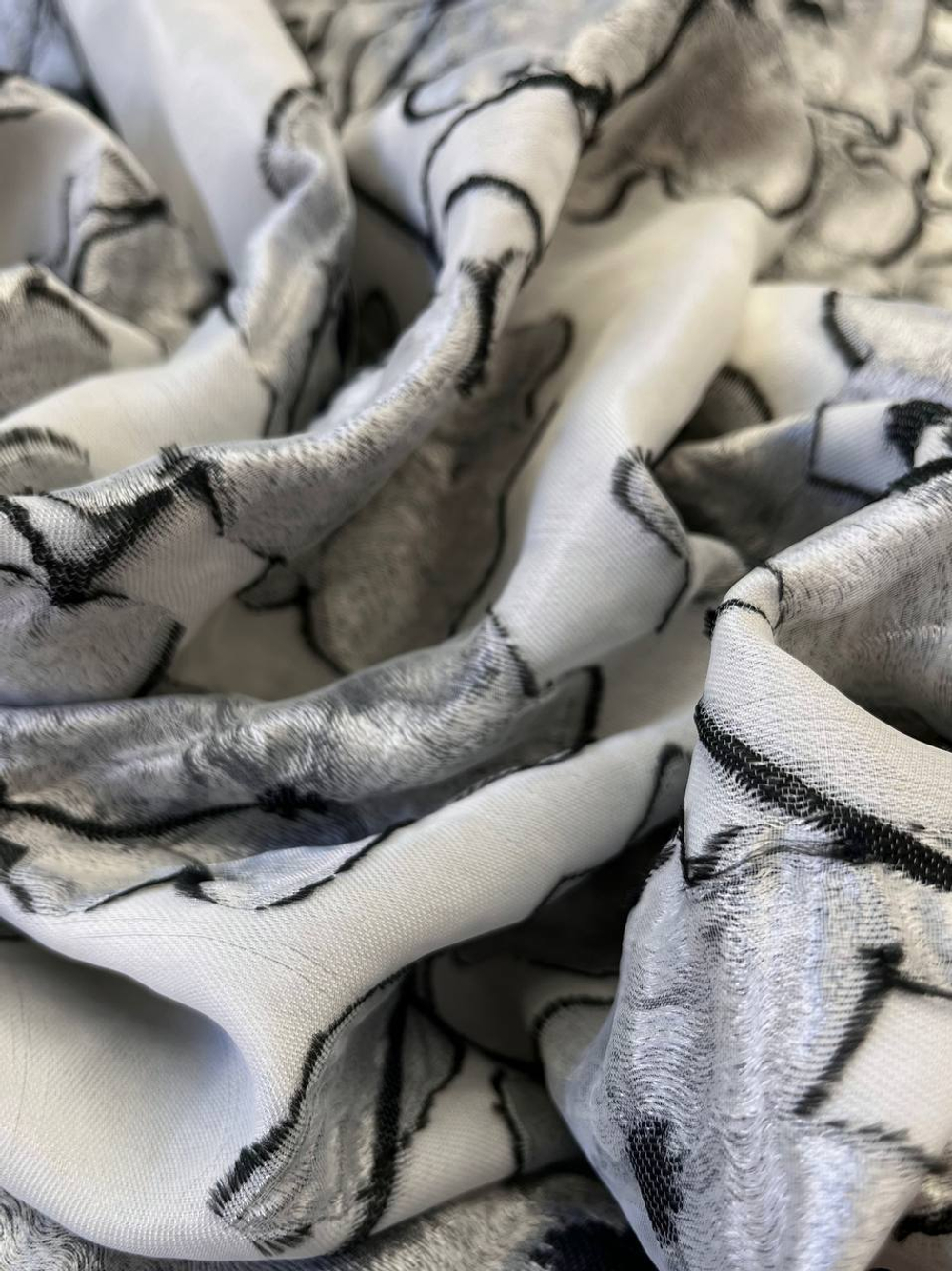 Жаккард белый с серебристыми цветами