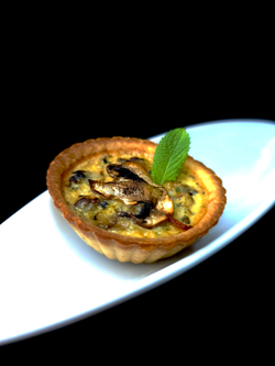 Киш с красным луком и грибами