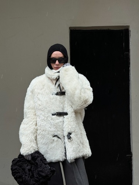 Удлиненная белая шуба-авиатор из овчины