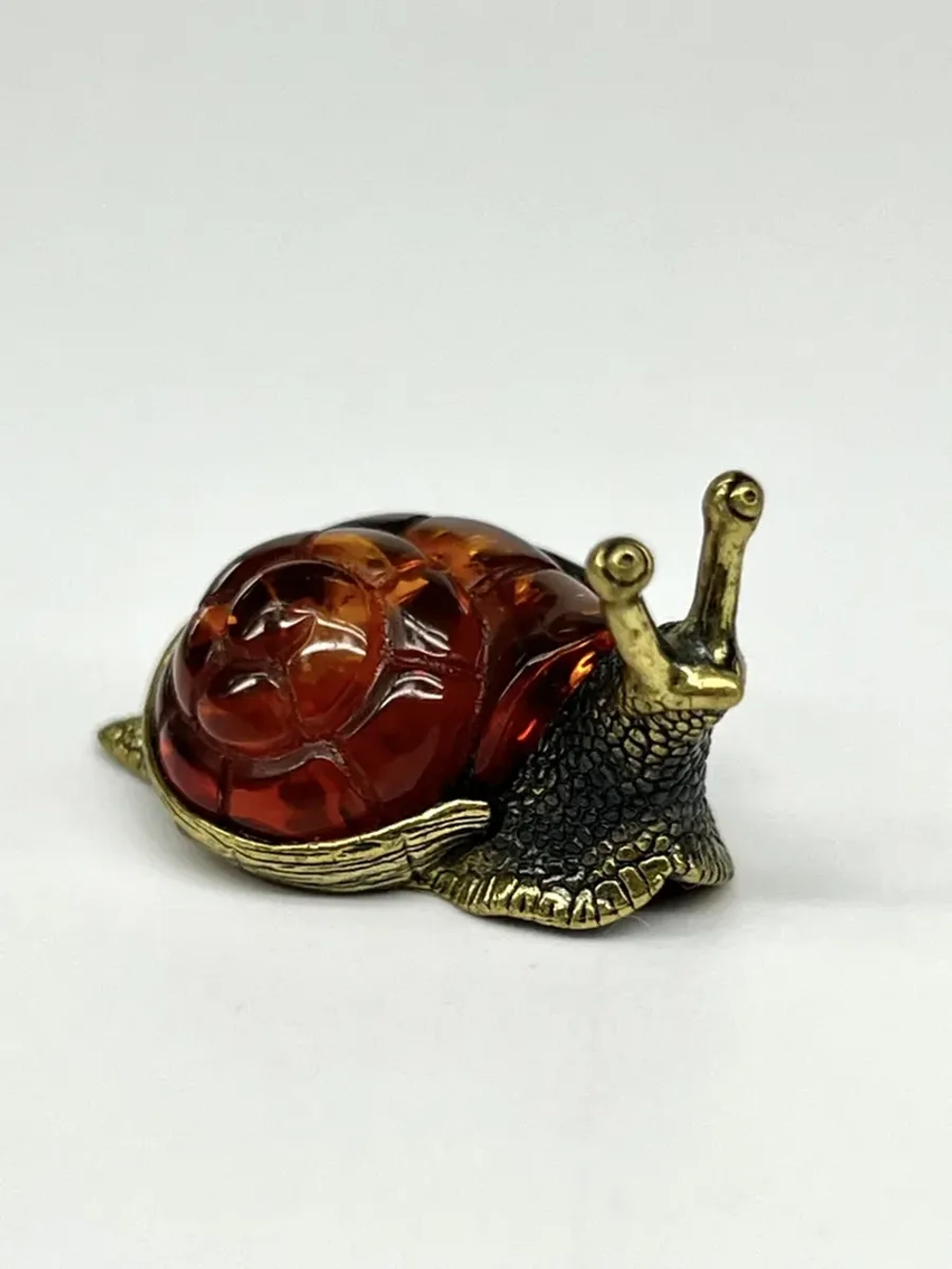 Бронзовая статуэтка на янтаре