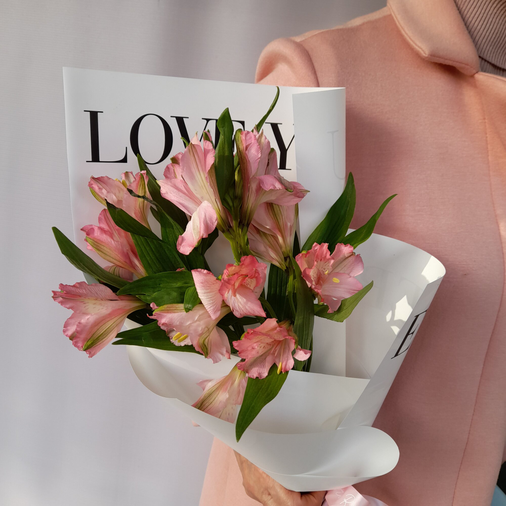 Нежный букетик из розовых альстромерий (3 веточки) в стильной белой упаковке, 50 см