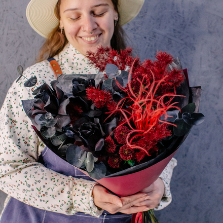 87. Стильный темный букет с черными французскими розами