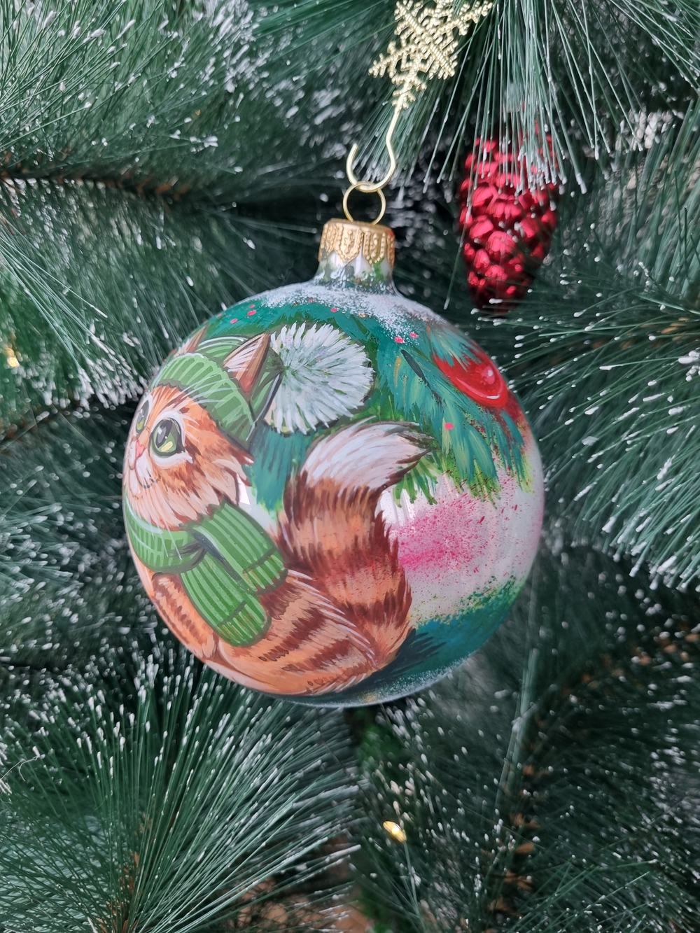 Шар стеклянный  "котик на ёлке" ручная роспись