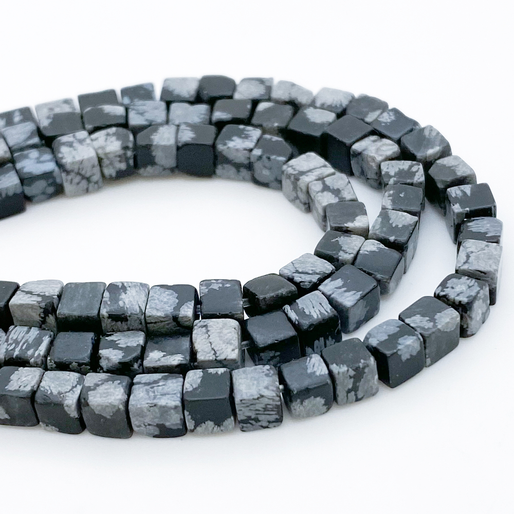 Обсидиан "Снежный" бусины, куб, размер около 4,1-4,3 мм, цена за отрезок 19 см (1/2 нити)